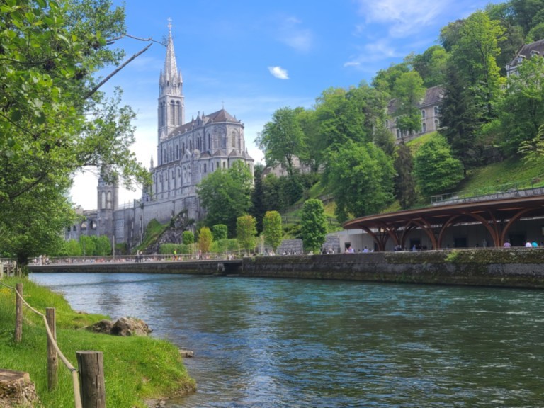 Lourdes son sanctuaire et son eau de Lourdes