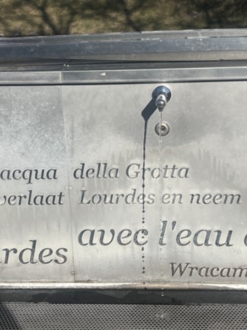 Fontaines d'eau de Lourdes avec écoulement automatique Fontaines d'eau de Lourdes à côté du pont
