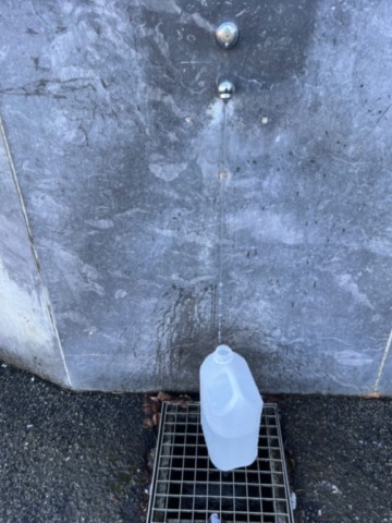 Remplissage eau de lourdes aux robinets avec bouton poussoir Remplissage eau de lourdes aux robinets avec bouton poussoir